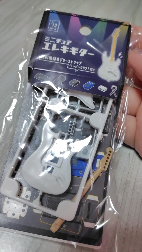 ダイソー ミニチュアギター
