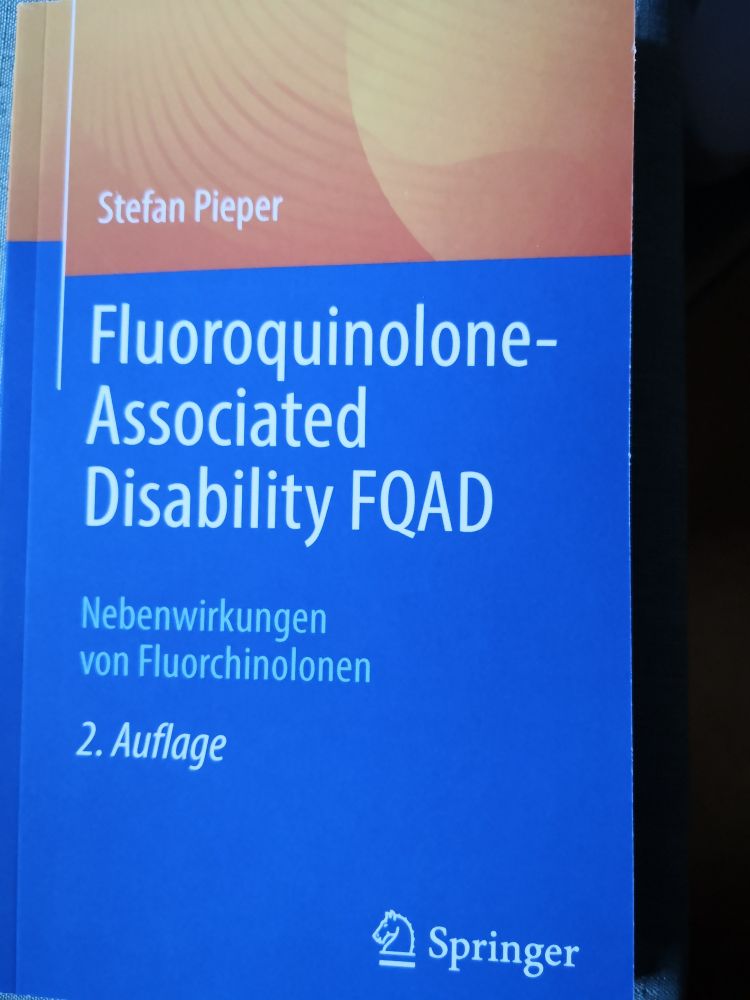 Buch mit Aufscheift: Stefan Pieper, Fluoroquinolone-Associated-Disability FQAD, Nebenwirkungen von Fluoroquinolonen, 2. Auflage 