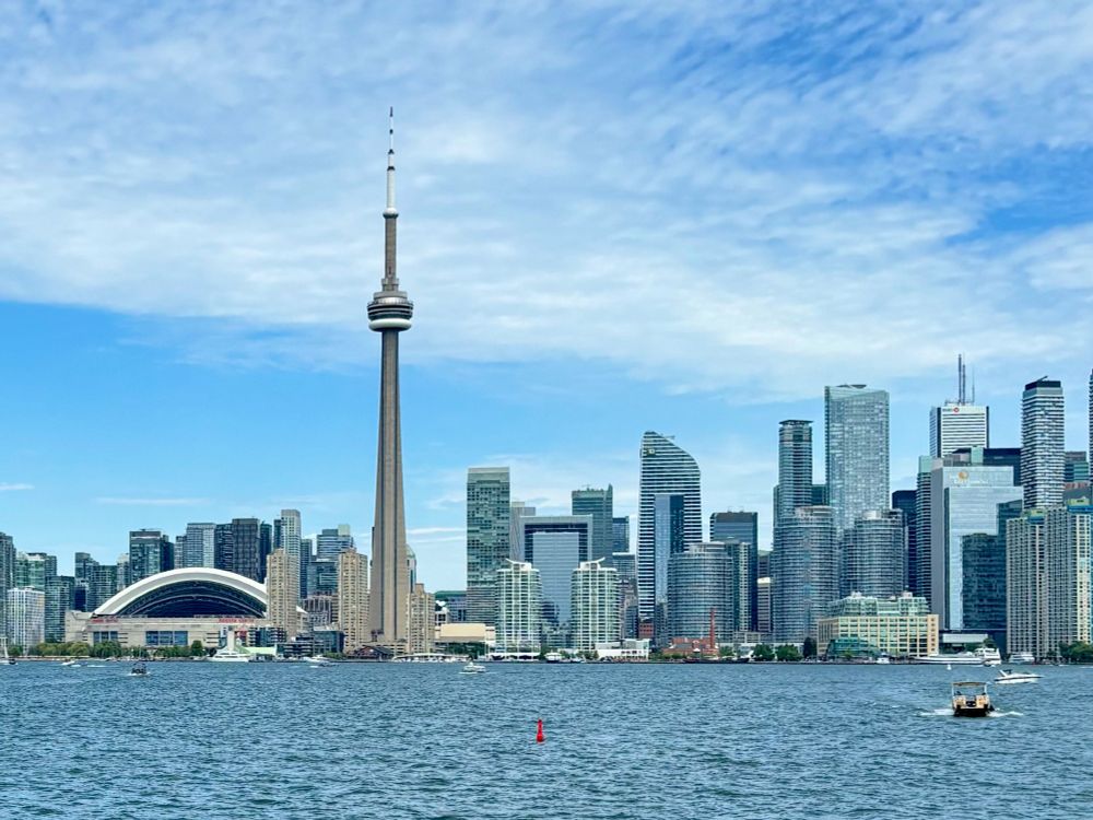 A picture of the toronto skyline