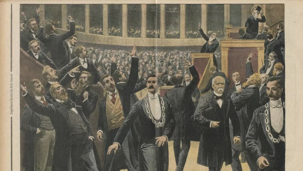 Illustration "Une séance scandaleuse à la Chambre des députés : Les Socialistes chantent l’Internationale" - supplément illustré du Petit Journal, dimanche 30 mai 1909 : des députés en costume noir et sérieux s'époumonent et font de grands gestes, tout le monde est debout et s'agite.