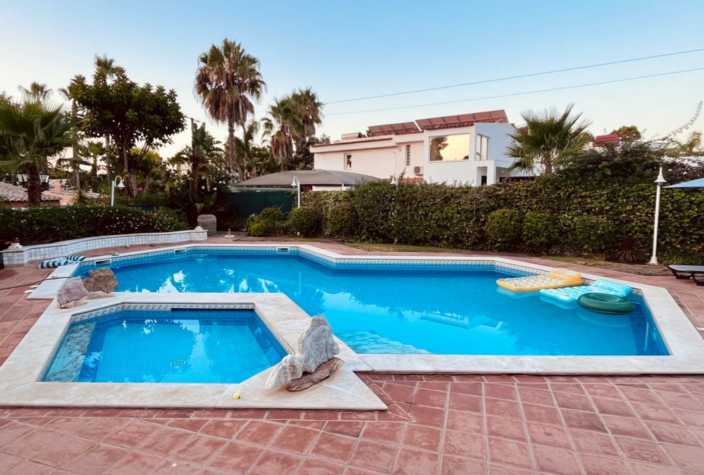 A swimming pool shaped like adjacent hexagons 