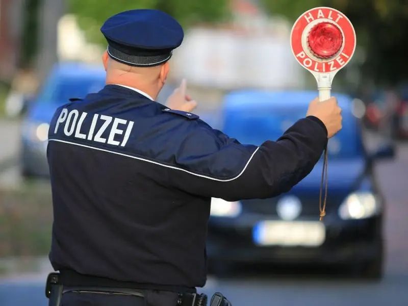 Image d'un policier germanique avec un panneau "Halt"