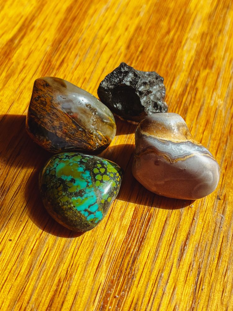 Collection of 4 rocks in clockwise order: small black tektite; white and orange-banded cobra jasper; speckled green brown and blue Tibetan turquoise; brown, red, and black striped lion skin jasper 

#rocks #rockoftheday #rockhounding #rockhound #jasper #cobraskinjasper #tektites #tibetanturquoise #megalodon #megalodonteeth #fossil #gem #pnw #rocktumbling #rockcollector #gingkogemshop #lionskinjasper #cobrajasper #africa #china #india #tibet #geology