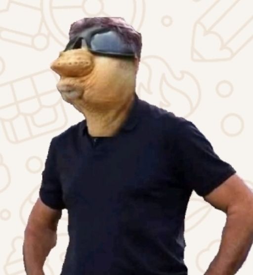 Figurinha do corpo do Renato portaluppi com algo que parece um pastel no rosto dele