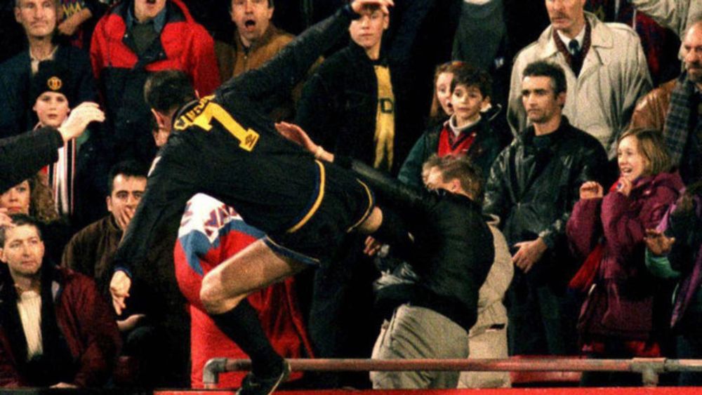 Eric Cantona patea a un ultraderechista durante un partido de fútbol.
