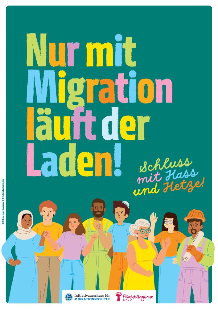 Ein Plakat, auf dem insgesamt acht gezeichnete Menschen die Vielfalt der Gesellschaft in Deutschland abbilden. Die Überschrift über dem Plakat lautet "Nur mit Migration läuft der Laden!"; der Untertitel lautet "Schluss mit Hass und Hetze"  