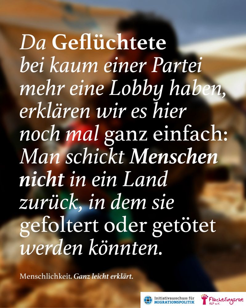 Man sieht ein Sharepic der Kampagne "Menschlichkeit. Ganz leicht erklärt."
Auf einem verwaschenen Foto ist schemenhaft ein Mensch zu erkennen, der alleine am Ufer des Meeres auf einem Felsen sitzt und in eine ungewisse Zukunft zu schauen scheint. 

Der Text, der das ganze Bild "überschreibt" lautet: "Da Geflüchtete bei kaum einer Partei mehr eine Lobby haben, erklären wir es hier noch einmal ganz einfach: Man schickt Menschen nicht in ein Land zurück, in dem sie gefoltert oder getötet werden könnten."         