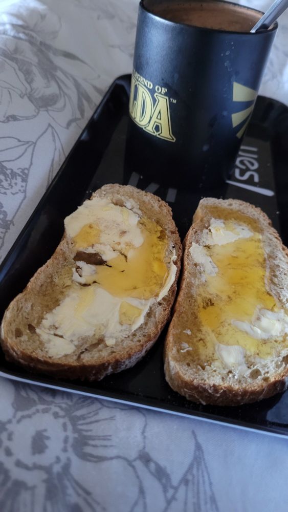 Un petit déjeuner sur un plateau,  sur une couette de lit