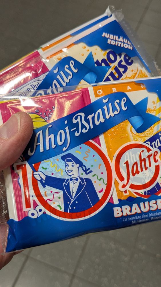 Ich halte Ahoi-Brause in der Hand