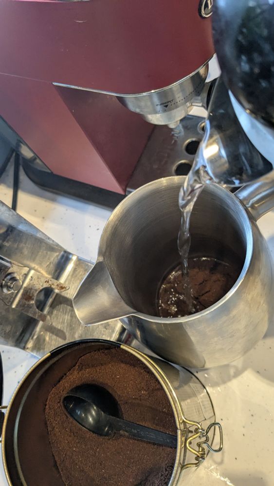 Kaffee in der French Press-Kanne wird aufgegossen.