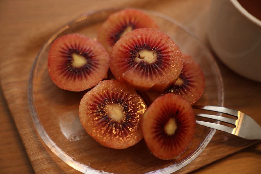 皿に盛られたキウイ