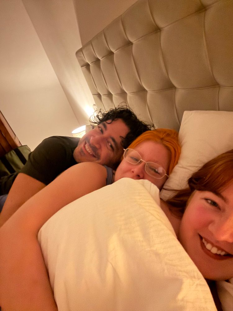 aja julie and alexis running the train in bed