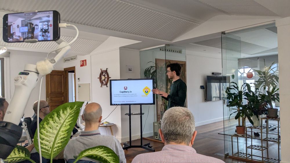 Foto de Edu Ramos presentando de pie 