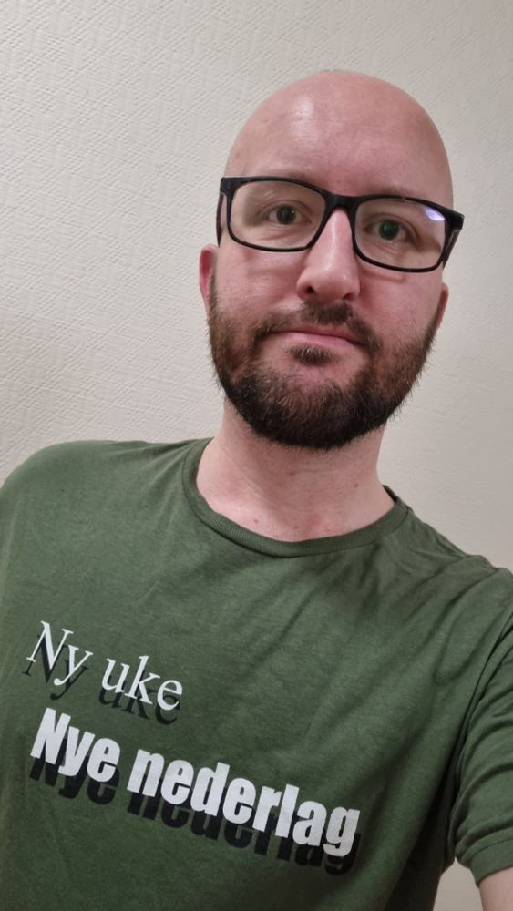 T-skjorte med teksten "Ny uke, nye nederlag"