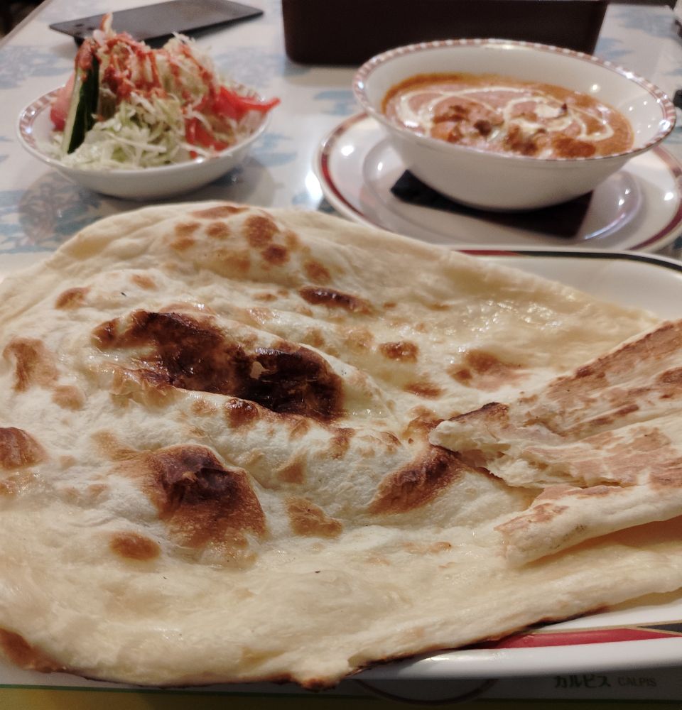 ナン、チキンカレー、サラダ