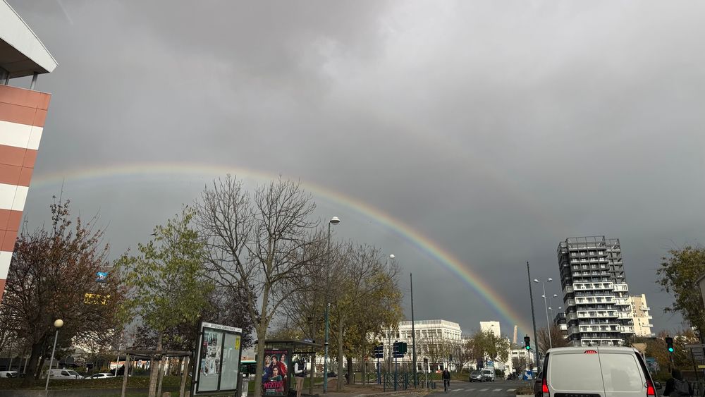 Arc-en-ciel partant d'un immeuble d'Asnières et survolant une zone industrielle de Gennevilliers