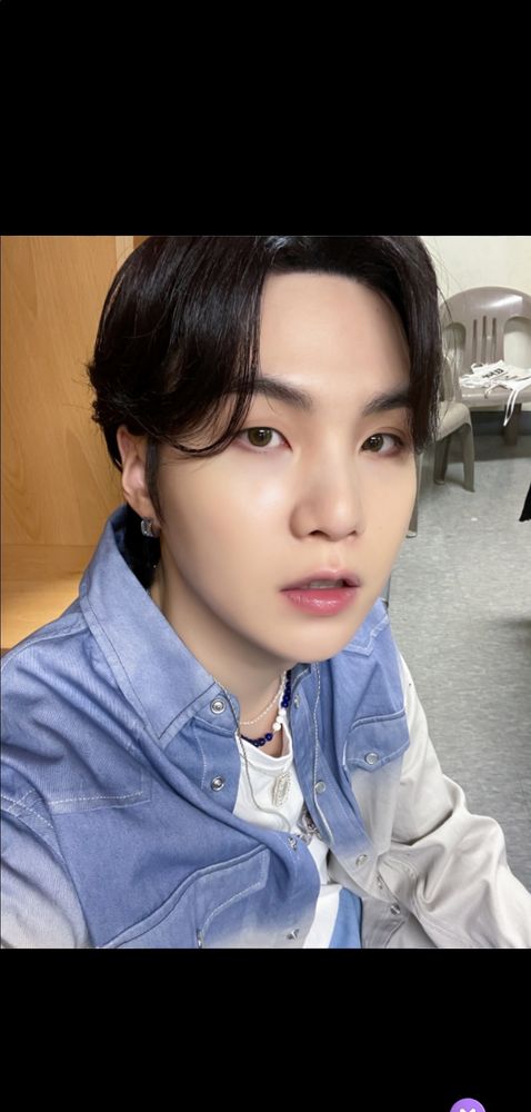 A selfie of Yoongi wearing a blue ombre Jean jacket. 