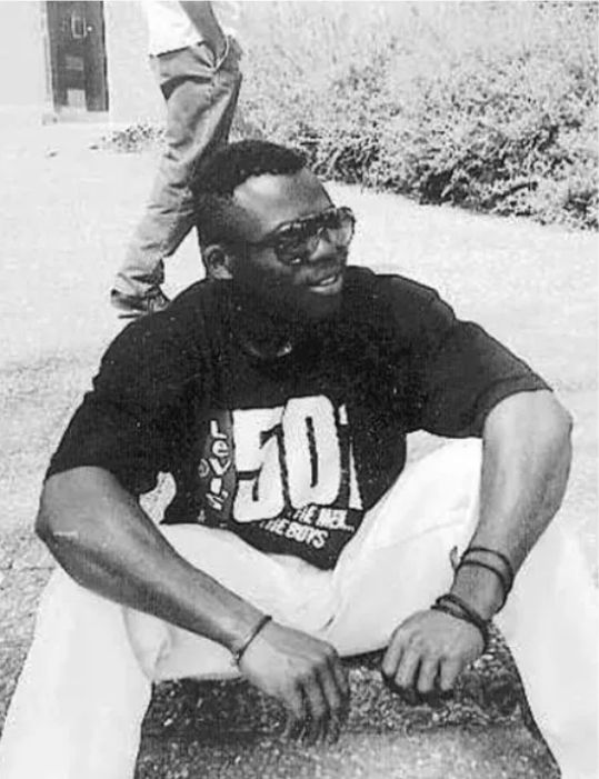 Samuel Yeboah auf dem Boden sitzend