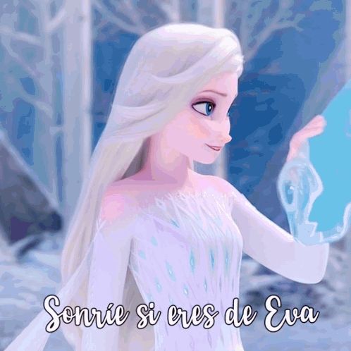 a picture of elsa from frozen 2 with the words sonrie si eres de eva below her