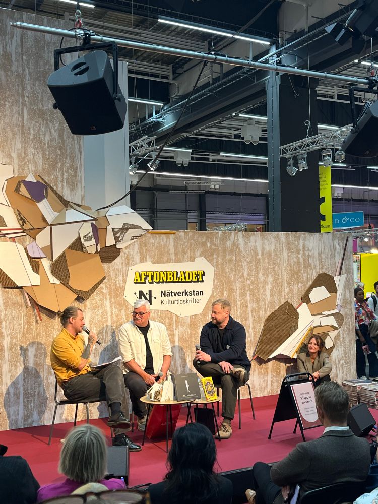 Rasmus Landström, Håkan Juholt och Johannes Klenell i Aftonbladets monter på bokmässan i Göteborg. 