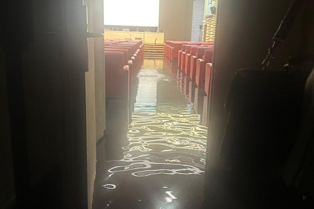 Vidéo. Dépression Kirk : un bâtiment de l’Assemblée nationale inondé