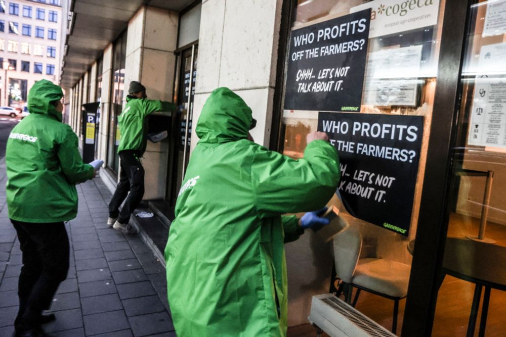 Activists confront politicians and lobbyists responsible for farmers&#8217; hardships - Greenpeace European Unit