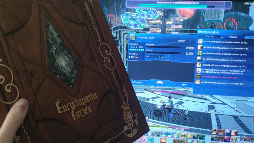 Foto de un libro ante un monitor. Se trata de la Enciclopedia Eorzea volumen 1, y en el monitor está el Final Fantasy 14 en Phaenna haciendo misiones