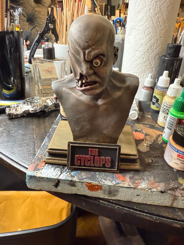 Now the highlights are in- and the bronze base and plaque are in. Eye is glossed and shiny