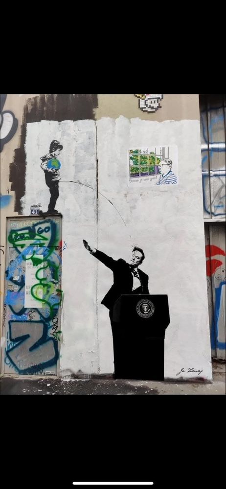 Dessin de Banksy où un enfant portant un ballon en forme de planète Terre surplombe Musk 
Musk fait un salut nazi et l'enfant lui urine dessus
