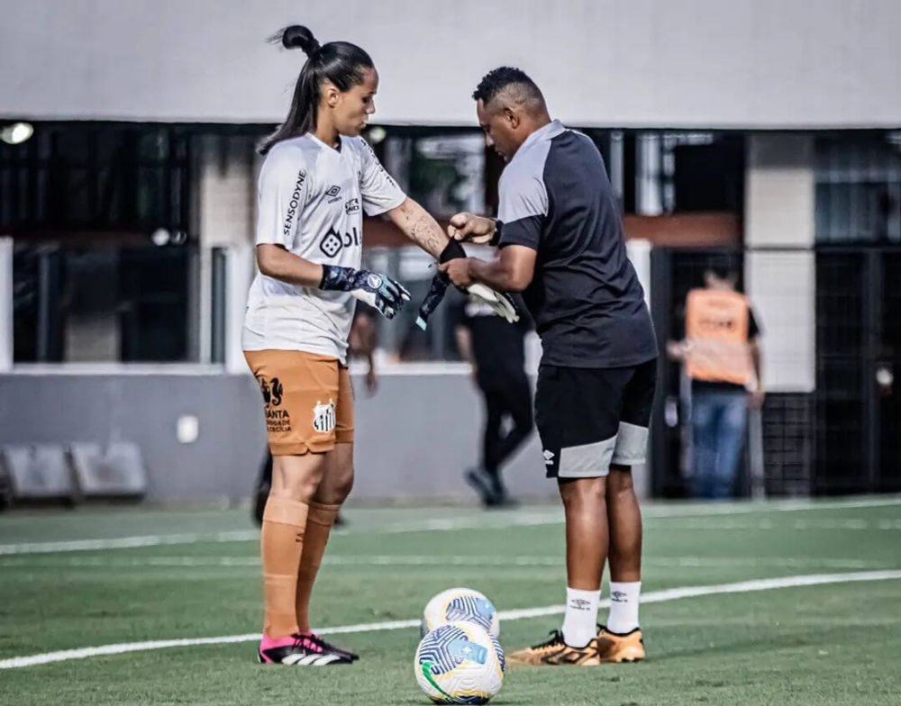 Karen Hipólito comemora boa fase no Santos e exalta trabalho de Erisvan Oliveira, preparador de goleiras