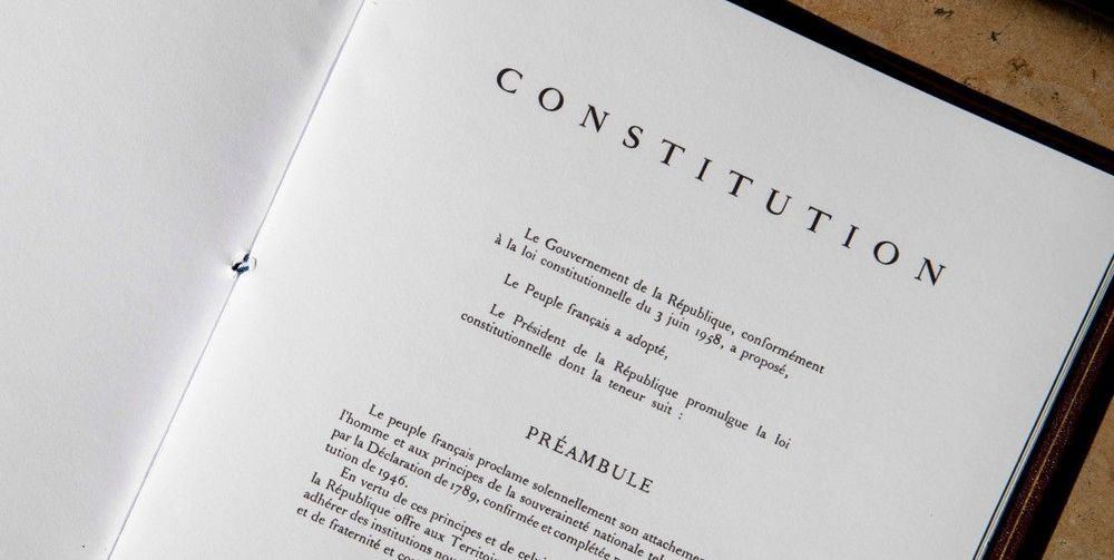 Le Président de la République se souvient-il de son cours de droit constitutionnel ?