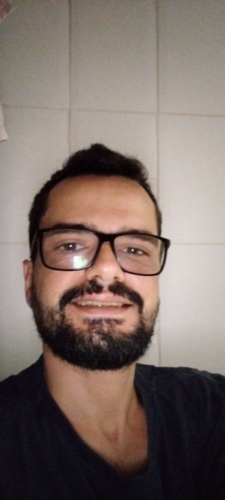 Precisamos evoluir e entender que pensar diferente não nos torna inimigos.

Precisamos evoluir e entender que pensar diferente não nos torna inimigos.
Chico Xavier, com sua lucidez espiritual tão terna quanto firme, sempre lembrava que o espírito humano é um viajante em diferentes estágios de aprendizado. Ele dizia: “Devemos aceitar as pessoas como elas são”. Simples, direto e profundamente transformador. Aceitar não é concordar, mas compreender que cada consciência é um jardim que floresce no seu próprio tempo.

Em outra reflexão, Chico afirmava: “Cada pessoa é um universo”. E como universos, carregamos constelações distintas de ideias, dores, experiências e percepções. Esperar que todos pensem como nós é desrespeitar o caminho interior do outro. Quando compreendemos isso, a divergência deixa de ser ameaça e passa a ser convite para expandirmos nossa visão.

Chico também ensinava: “A paz no mundo começa dentro de cada um de nós”. E não existe paz onde há a necessidade de vencer discussões, impor verdades, calar diferenças. A paz nasce quando permitimos que o outro exista com sua história e sua perspectiva, mesmo quando não coincidem com as nossas.

O Espiritismo nos mostra que cada espírito se encontra em um degrau evolutivo singular. O que hoje parece óbvio para nós, talvez seja semente para o outro. E aquilo que o outro já compreendeu pode ser justamente o que ainda precisamos aprender. Pensar diferente é natural. Tornar-se inimigo por isso é escolha.

Chico sabia que o amor é o maior educador. Por isso repetia: “O amor não apresenta exigências”. Amar é acolher sem querer moldar, respeitar sem exigir retorno, permitir sem aprisionar. Quando praticamos isso, percebemos que nenhuma diferença é grande o bastante para romper laços que o coração construiu.

Evoluir é exatamente isso. É olhar o outro com humanidade, sem medo da divergência, sabendo que, no fim, todos estamos caminhando para a mesma luz.