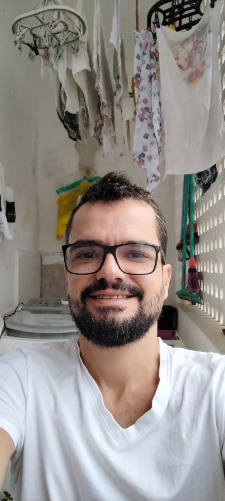 CUIDAR DA MENTE...

Quando falamos de saúde mental, é comum pensarmos apenas em práticas internas — meditação, terapia, momentos de descanso. Mas há uma parte essencial desse cuidado que, muitas vezes, passa despercebida: proteger a própria mente das influências que vêm de fora. 
 
Sim, saúde mental também é aprender a filtrar o mundo. É escolher, com presença e sabedoria, quais vozes permitimos ecoar dentro de nós. Algumas palavras carregam luz, outras apenas ruído. Há ambientes, relações e conversas que silenciosamente nos drenam, plantando em nós o peso de uma energia que não nos pertence. 
 
Sem perceber, podemos acabar carregando culpas, medos ou inseguranças que nasceram na mente de outros, mas encontraram abrigo em nós. Por isso, proteger-se emocionalmente não é se fechar — é se respeitar. É compreender que sua paz não pode estar à mercê do caos externo, e que cuidar da mente é, também, aprender a dizer “não” com amor. 
 
Talvez isso signifique se afastar de quem constantemente julga ou diminui. Talvez seja reduzir o consumo de informações que alimentam a ansiedade ou o medo. Ou, quem sabe, apenas silenciar por um tempo para ouvir o que a alma tem a dizer. 
 
Proteger sua mente é manter o seu espaço interno limpo, claro, receptivo àquilo que realmente nutre. É escolher quais sementes merecem crescer dentro de você. E ao fazer isso, você não apenas cuida de si — você se torna uma presença mais centrada, mais lúcida e mais verdadeira no mundo. 
 
Não se trata de viver em isolamento, mas de cultivar o discernimento necessário para não se perder nas vozes alheias. No fim, preservar a sua saúde mental é lembrar, todos os dias, que a sua paz é sagrada — e merece ser protegida com coragem e ternura.

Namaskar Sitara Luz 🌸