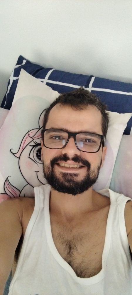 “.. O verdadeiro amor… tão falado, tão procurado, tão confundido."!.

“.. O verdadeiro amor… tão falado, tão procurado, tão confundido. Muitos acreditam que ele se resume ao arrepio da pele, ao frio na barriga, ao sorriso fácil quando alguém chega. Mas o amor verdadeiro vai além das primeiras sensações, porque ele não é apenas um encontro de corpos ou um jogo de emoções passageiras; ele é um encontro de almas.

O amor verdadeiro não é feito de promessas vazias, mas de presença. Ele não precisa ser perfeito, porque entende que a perfeição não existe. Ele floresce exatamente nas imperfeições, no acolhimento das falhas e na disposição de ficar mesmo quando as máscaras caem e o outro se mostra em sua forma mais crua e vulnerável.

Amar de verdade é ter coragem. Coragem de se despir do orgulho, de abrir mão do “eu primeiro” para construir o “nós juntos”. É compreender que amar não é prender, mas libertar. Que não é sufocar, mas permitir que o outro seja inteiro, ainda que o risco de ir embora exista. Porque o amor verdadeiro não controla, ele confia.

Ele não se mede pelos momentos fáceis, mas pela forma como atravessa as tempestades. Amar de verdade é segurar a mão quando tudo parece desmoronar, é enxugar lágrimas mesmo quando você também está ferido, é acreditar que o vínculo que une é maior que qualquer ferida. Não se trata de nunca brigar, mas de sempre escolher recomeçar.

O amor verdadeiro é silêncio e também é grito. É calmaria nos dias de caos e fúria quando a vida ameaça aquilo que se ama. Ele é ternura e também é força. É cuidar dos detalhes pequenos: o café na manhã cansada, a mensagem inesperada, o abraço que chega antes das palavras. Porque no fundo, o amor verdadeiro se constrói menos no extraordinário e mais no cotidiano.

Ele não exige que o outro seja o que você sonhou, mas se apaixona pela realidade que existe ali, pela autenticidade. É entender que amar não é buscar alguém que te complete, mas alguém que caminhe ao teu lado, inteiro, enquanto você tamb…