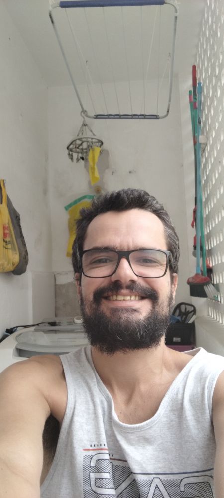 DENTRO DE NÓS MORAM VÁRIOS EUS. SOMOS UM ALBERGUE EM QUE CADA HORA UM BOTA A CARA NA JANELA!.

Dentro de nós mora uma multidão de vozes, um albergue de almas que se alternam na janela do ser.
Cada uma tem um rosto, um tom, um tempo.
Somos o eco de muitos eus tentando coexistir no mesmo coração.

Há um eu severo, que nos acusa com palavras duras, lembrando tudo o que ainda não fomos, tudo o que poderíamos ter sido.
Há um eu perfeccionista, que se envergonha das nossas falhas e tenta esconder as partes que não brilham.
Há um eu artista, que veste máscaras coloridas para sobreviver aos palcos do mundo e disfarçar o medo da rejeição.

E há, escondido no silêncio mais fundo, um eu amoroso — sereno, compassivo, vasto como um oceano.
Ele não julga, não exige, não cobra. Apenas acolhe.
É aquele que entende que até as nossas sombras estão a serviço da luz.
Que tudo o que dói em nós também quer ser amado.

Esse eu amoroso é o verdadeiro centro do nosso labirinto.
Quando o encontramos, o caos interno se reorganiza.
Ele não expulsa os outros eus, os abraça.
Senta-os à mesa, oferece escuta, dá um lugar para cada um.
Porque dentro de nós não há inimigos, há partes pedindo compreensão.

Chega um tempo em que precisamos escolher um síndico para esse albergue interior.
Que seja o amor, aquele que sabe conduzir sem impor, curar sem ferir, ensinar sem gritar.
Quando o amor assume o comando, tudo em nós se acalma.
E o que antes era tumulto, torna-se comunhão.

No fim, somos isso:
um lar de muitas vozes, reconciliadas sob o mesmo teto da alma.
E quando o eu amoroso toma a palavra, o coração inteiro aprende, enfim, a respirar em paz.