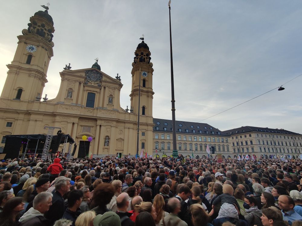 Menschenmassen vor der Bühne