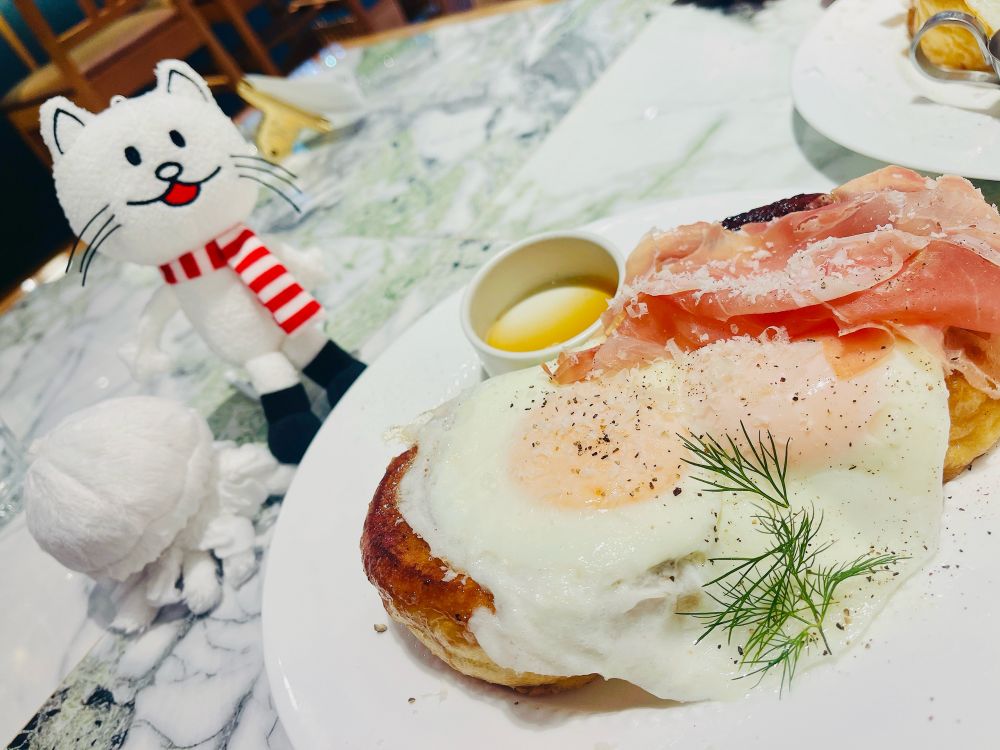 TOOTH TOOTHのモーニング 生ハムとサニーサイドアップのフレンチトースト とニコルぬいとくらげぬい