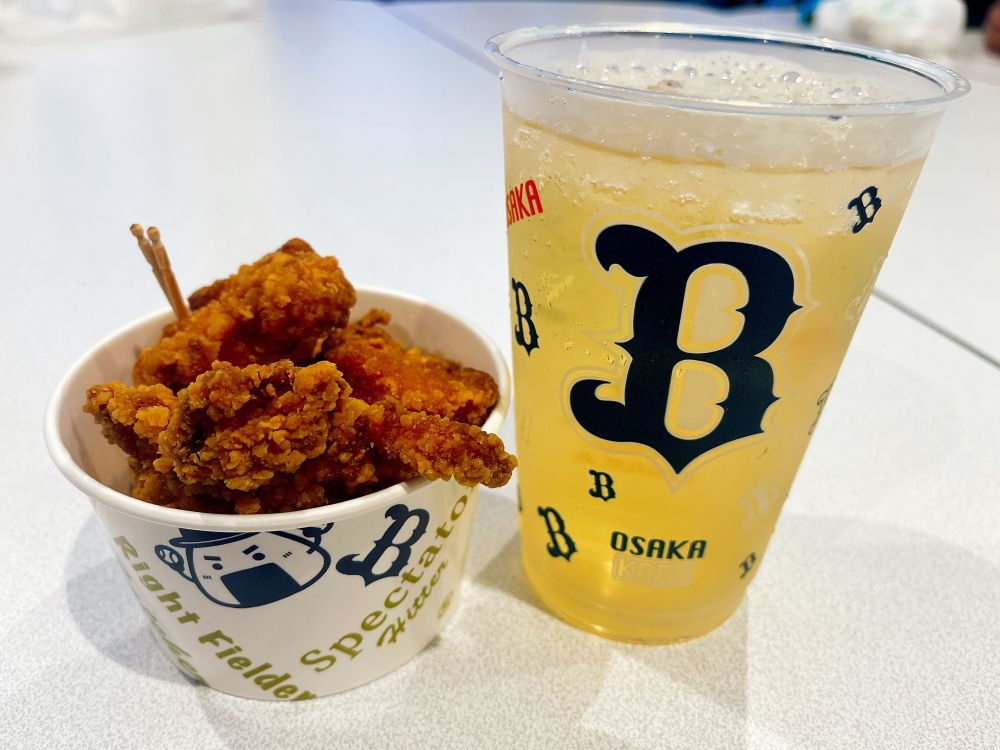 からあげとハイボール
カップにはどちらもオリックスバファローズのロゴが入っている