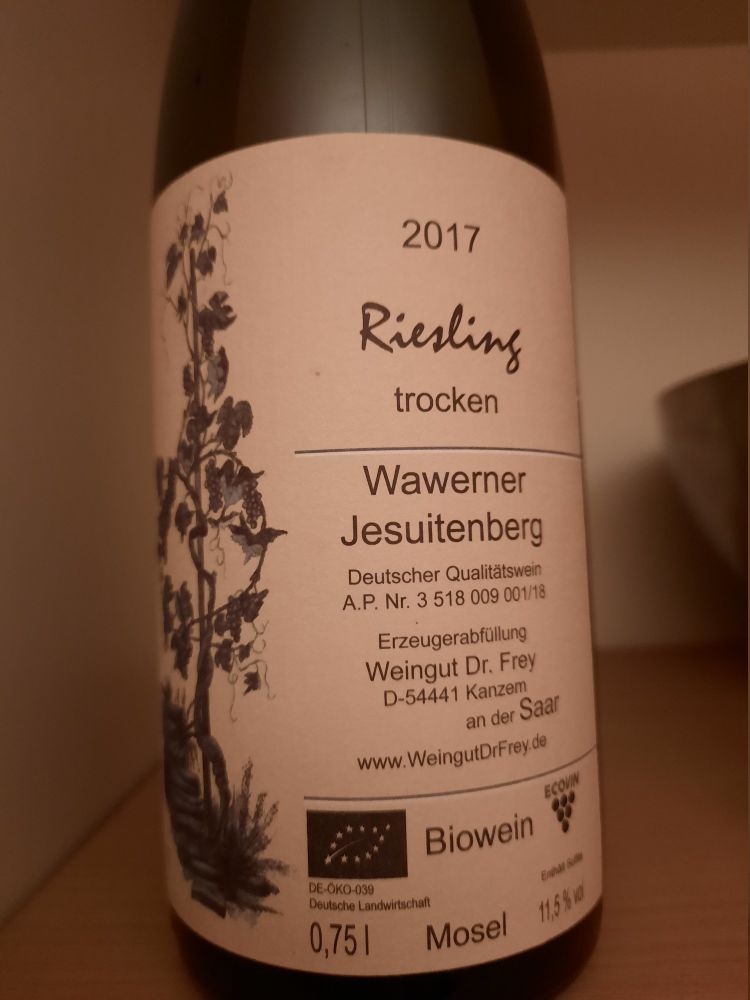 Eine Weinflasche mit einem Etikett 'Wawerner Jesuitenberg', Jahrgang 2017, Riesling, vom Weingut Dr. Frey aus Kanzem an der Saar 