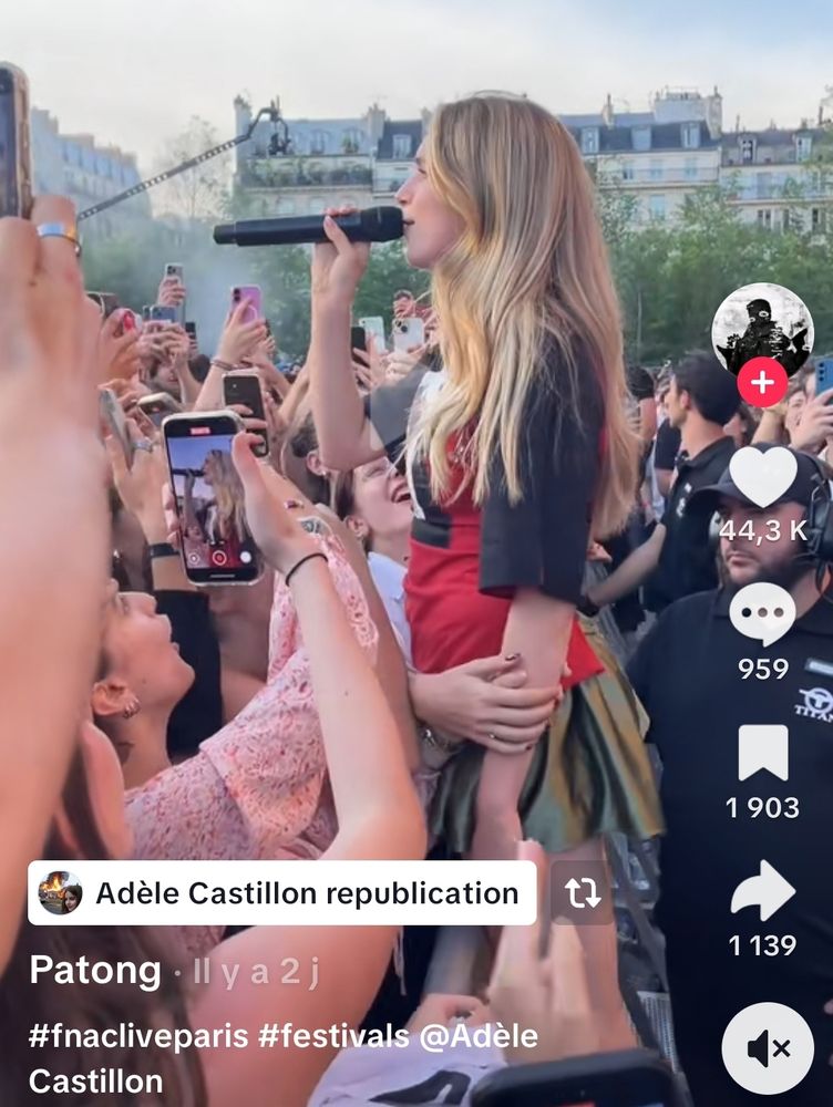 Adèle castillon entourée de ses fans qui lui tiennent la main
