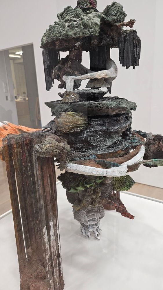 作者名／作品名：アドリアン・ビシャル・ロハス（想像力の終焉）
この写真は「クリエイティブ・コモンズ表示・非営利・改変禁止4.0国際」ライセンスの下で許諾されています。