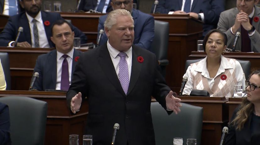 Photo de Doug Ford qui s'exprime à Queen's Park.