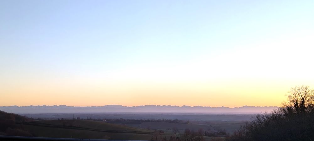 Coucher de soleil sur les Pyrénées, dégradé de couleurs de l'orange au bleu.