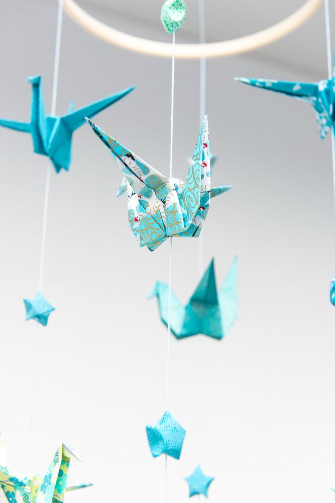 Détail de la suspension en origami . On voit des grues et des étoiles en origami 