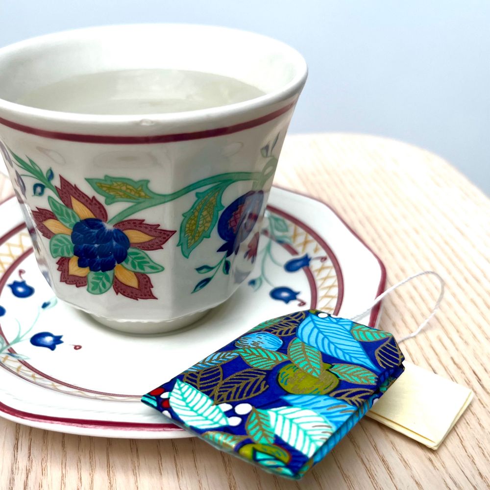 Sachet de thé en origami avec une tasse 
