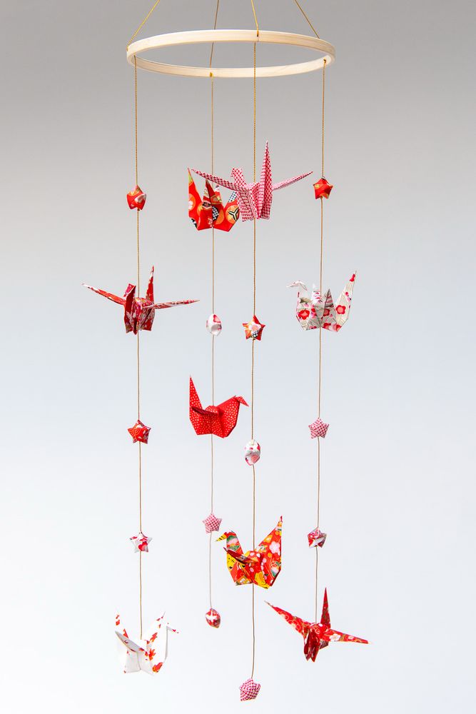 Suspension décorative rouge en papier japonais avec des grues et des étoiles 