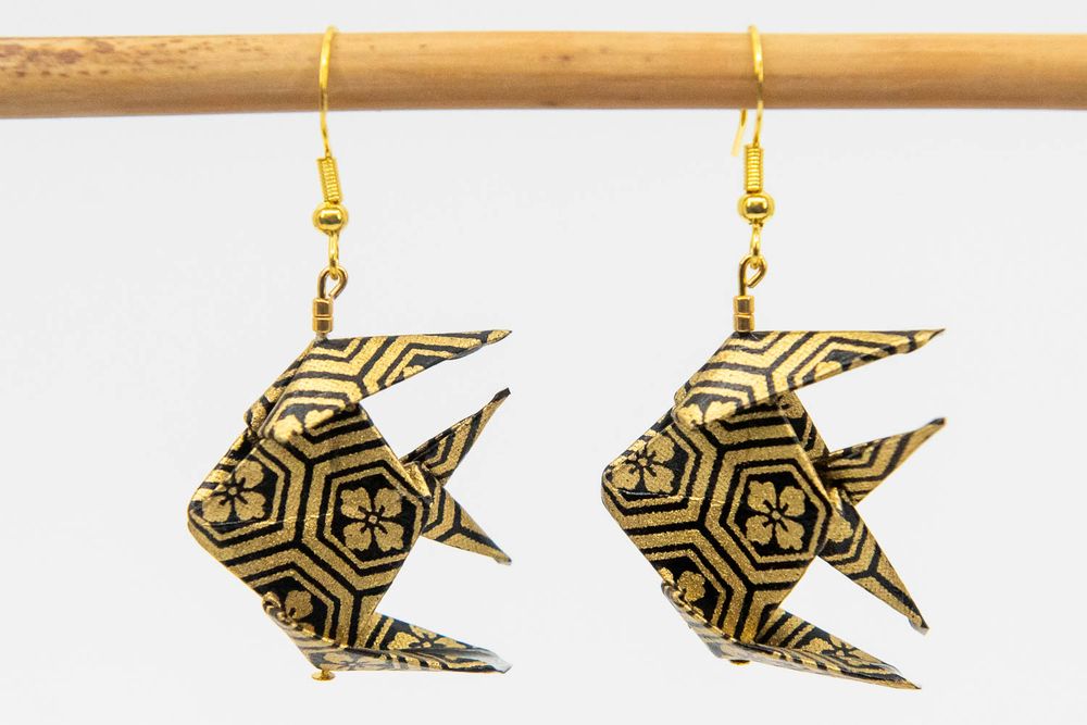 Boucles d’oreilles en origami noires et or 