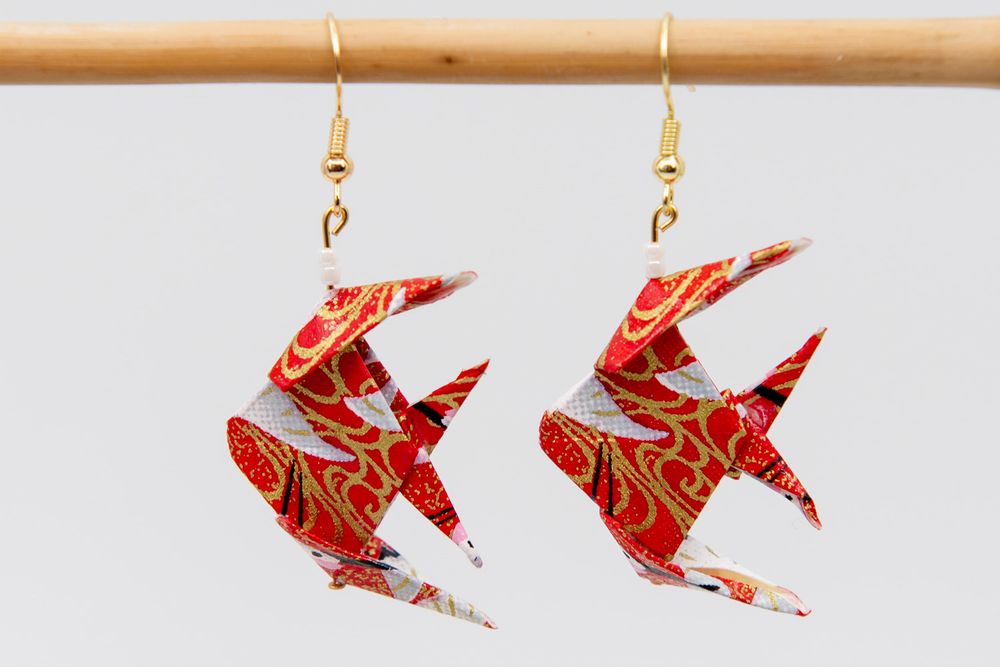 Paire de boucles d’oreilles poissons en origami rouges 