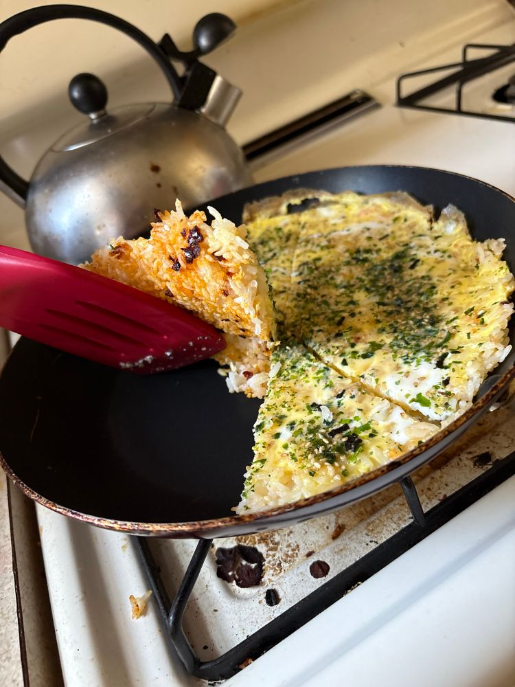 The same rice and egg pancake but with the edge lifted up so
You can see the crispy bits 
