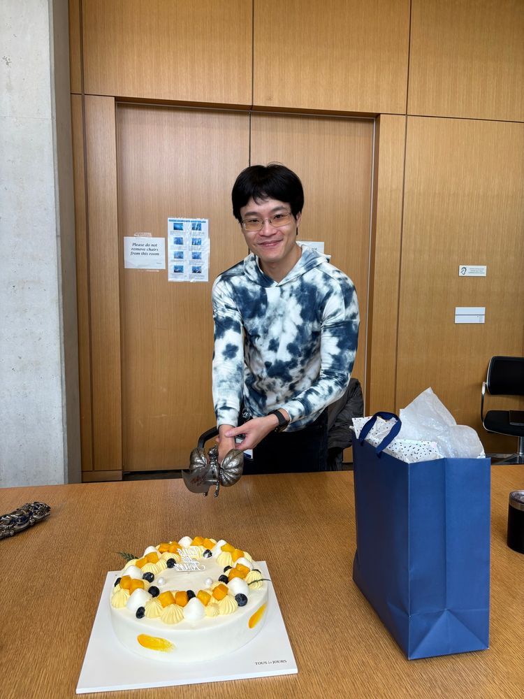 Qi holding the dragon knife, preparing to slice a cake.